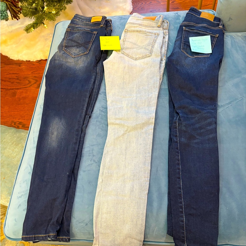 THREE PAIRS of Women’s 00 Skinny Jeans
Brands - Aero (2) and American Eagle(1)